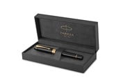 Utensilien zum Schreiben und Zeichnen - Parker Duofold Classic Füller | Schwarz mit goldbeschichteten Zierteilen | Größe Centennial | Füllfederhalter mit mittlerer Feder aus Massivgold | schwarze Tinte und Konverter | Geschenkbox - 1931382
