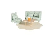 Puppen & Zubehör - Micki Lundby Lounge-Set mit modularem Sofa (3 Teile), Tisch, Teppich und Blumentopf (Alter 3+). - 18371