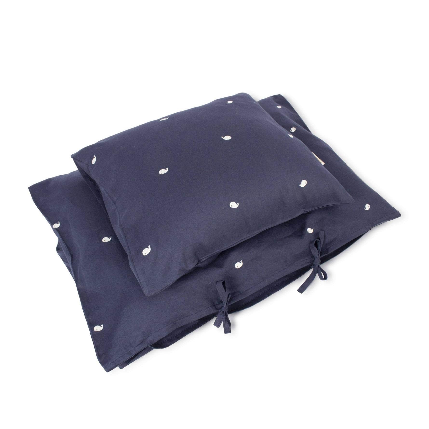 Filibabba Baby Bettwäsche Gots (70x100 cm) - Wal Christian Stickerei - Midnight - Spielzeug