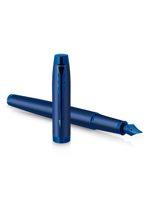 Parker IM Monochrome Füller | Oberfläche und Zierteile in Blau | Füllfederhalter mit mittlerer Feder und blauer Tinte | Geschenkbox