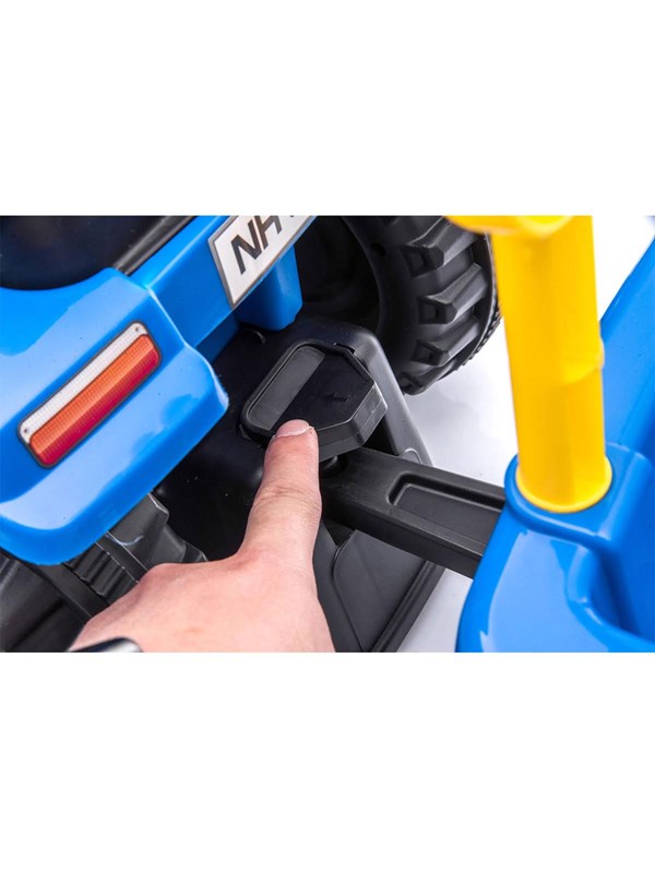 New Holland - Tractor with wagon shovel and rake