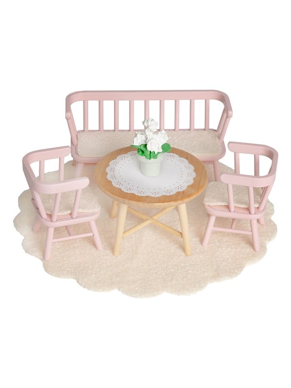 Micki Lundby Esszimmer mit pinker Bank 2 Sthlen Tisch Teppich Blume Tischdecke Kissen