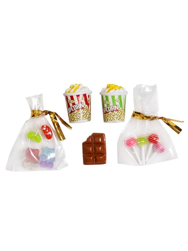 Micki Lundby Snacktten mit Gummibonbons Schokolade und einem Lutscher Popcorn mit Butter