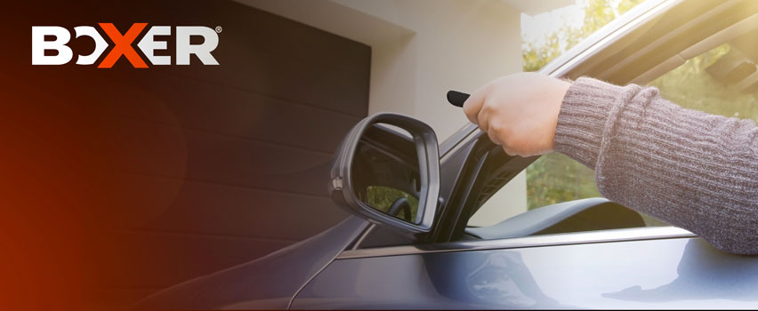 Boxer Garagentoröffner – Person aktiviert automatisch Garagentor mit Fernbedienung vom Auto