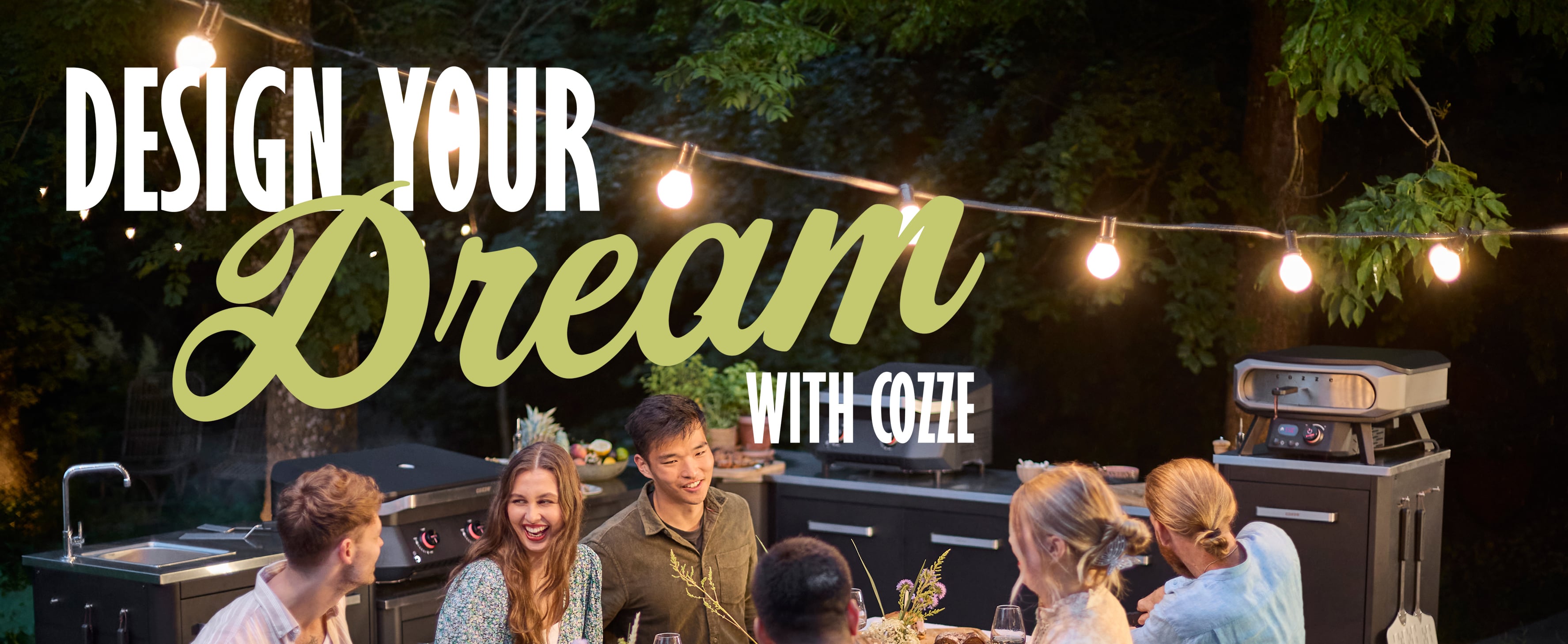 Freunde genießen Sommerabend an kompletter Cozze Outdoor-Küche mit Gasgrill, Pizzaofen und Spüle – gestalte deine Traumküche mit Cozze