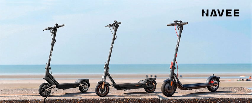 Drei Navee E-Scooter-Modelle aufgereiht an der Küste – Auswahl an faltbaren E-Scootern für jeden Fahrer