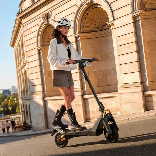 Mann in Lederjacke fährt leistungsstarken Navee UT E-Scooter mit Doppelfederung in sonniger Umgebung