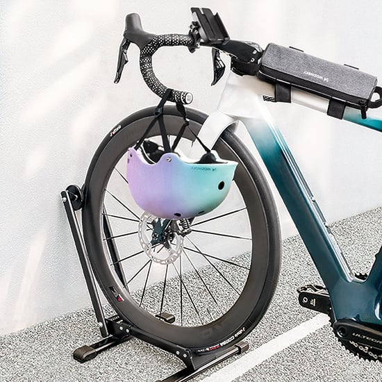 Rennrad mit Wozinsky Fahrradtasche und holografischem Helm auf Fahrradständer – Zubehör für Fahrrad und Roller
