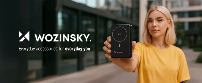Frau im gelben T-Shirt zeigt Wozinsky kabelloses Powerbank mit dem Slogan Everyday accessories for everyday you