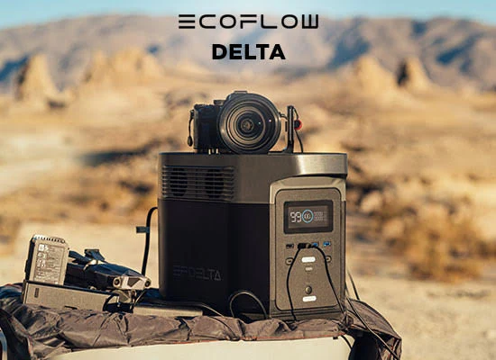 EcoFlow DELTA Powerstation in Wüstenumgebung mit Kamera und professionellem Equipment angeschlossen